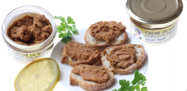Canapés mit Sardinencreme und Kräutern – festlich angerichtet
